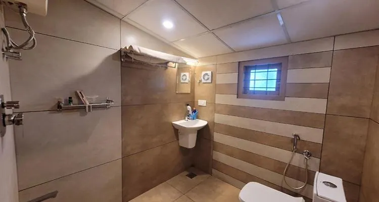 Newcastle Holidays & Resorts 5 Bhk Entire Property With Kitchen 15 Guests Near Munnar Idukki